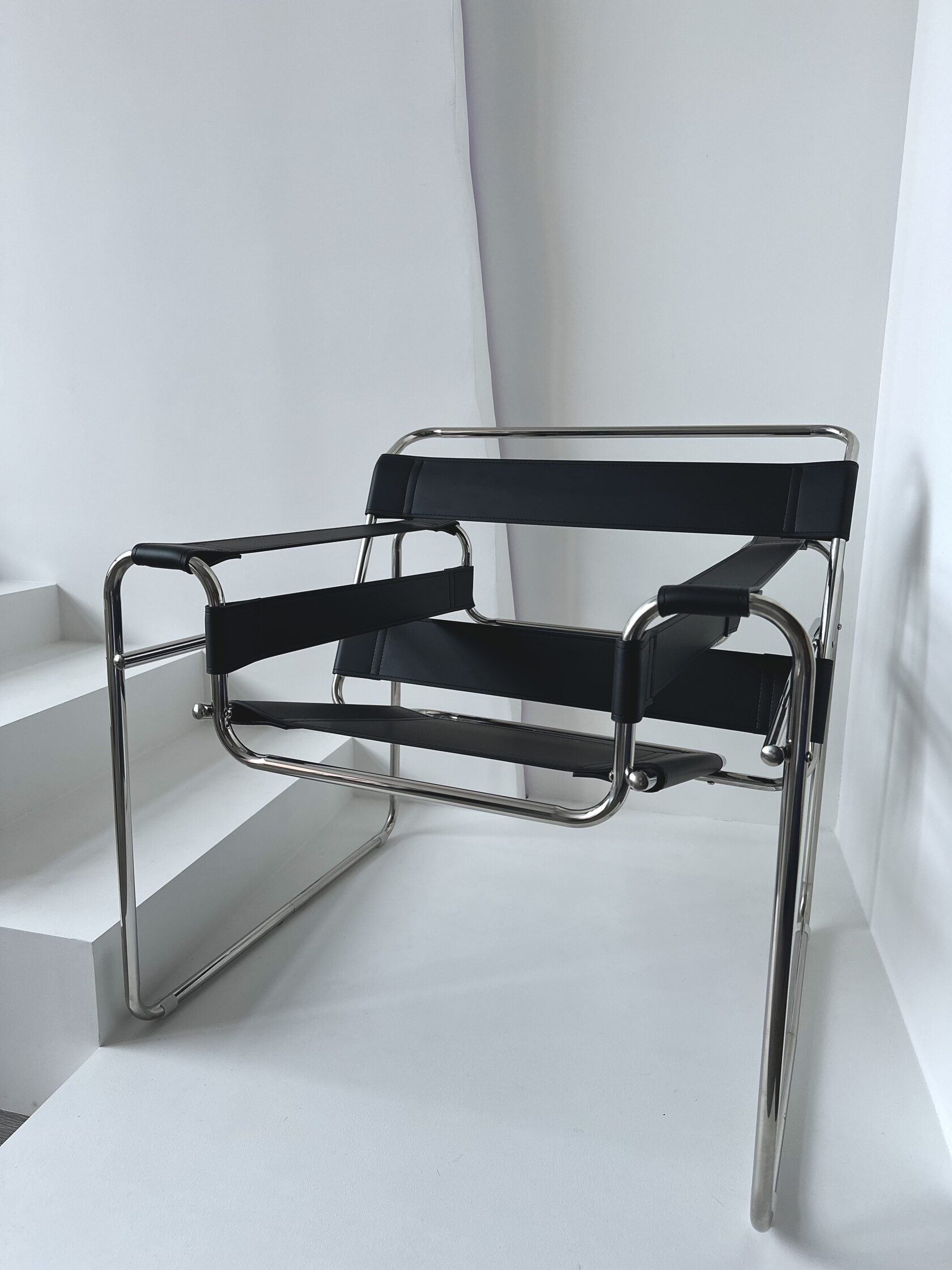 Wassily Chair replica. 8Ellement