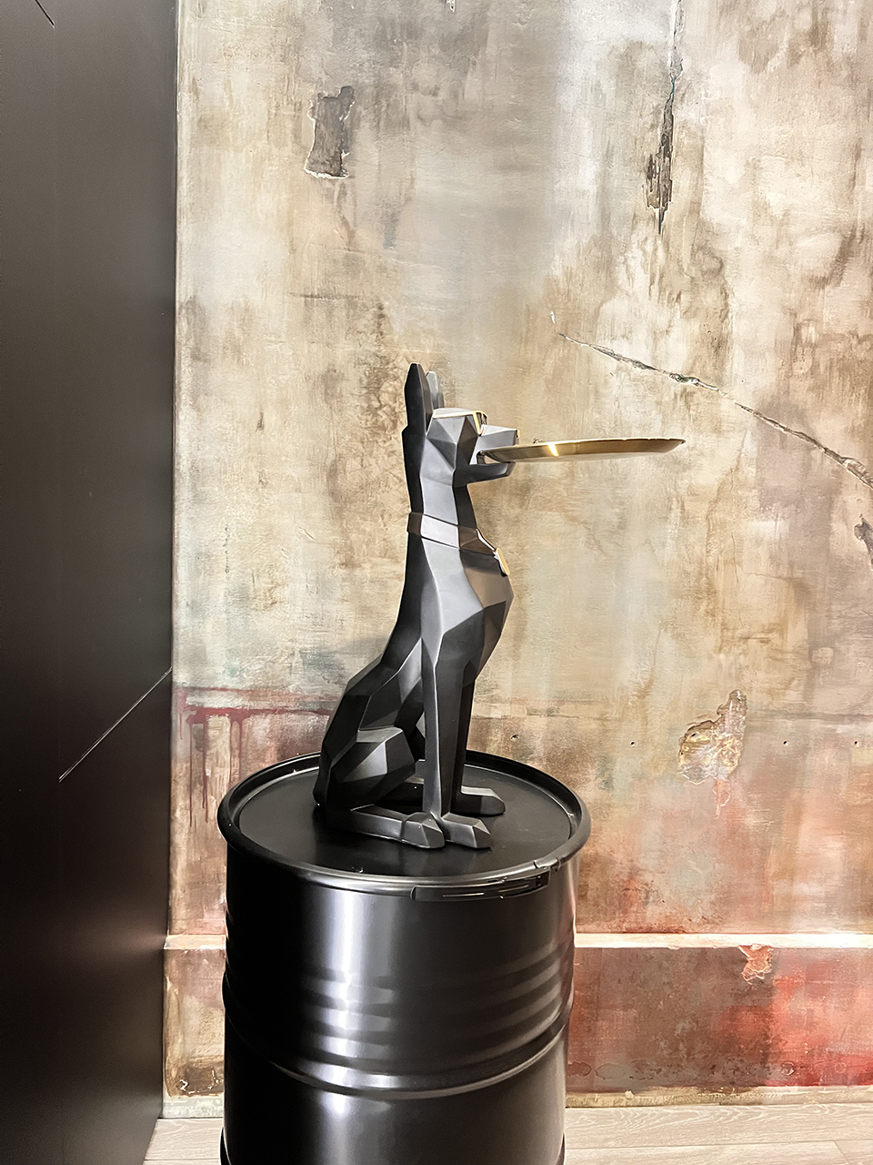 Sculpture dog with iron tray