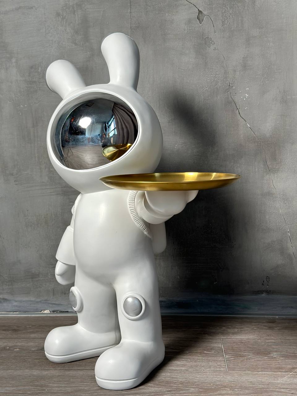 Sculpture rabbit with iron tray