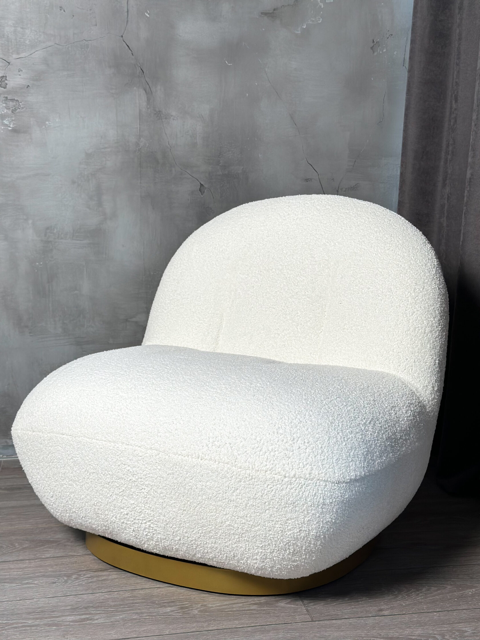 Swivel Lounge Chair. 8Ellement