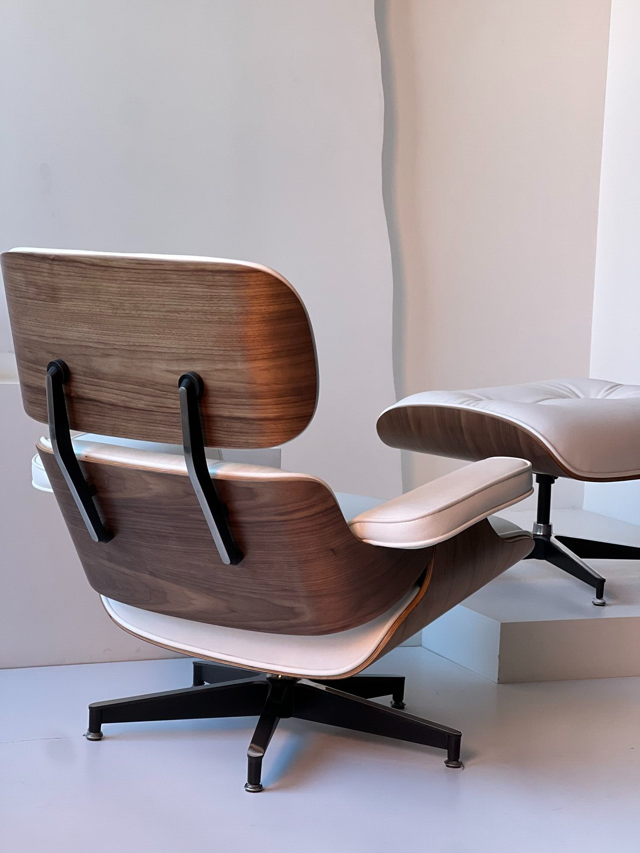 Eames Lounge Chair replica. 8Ellement