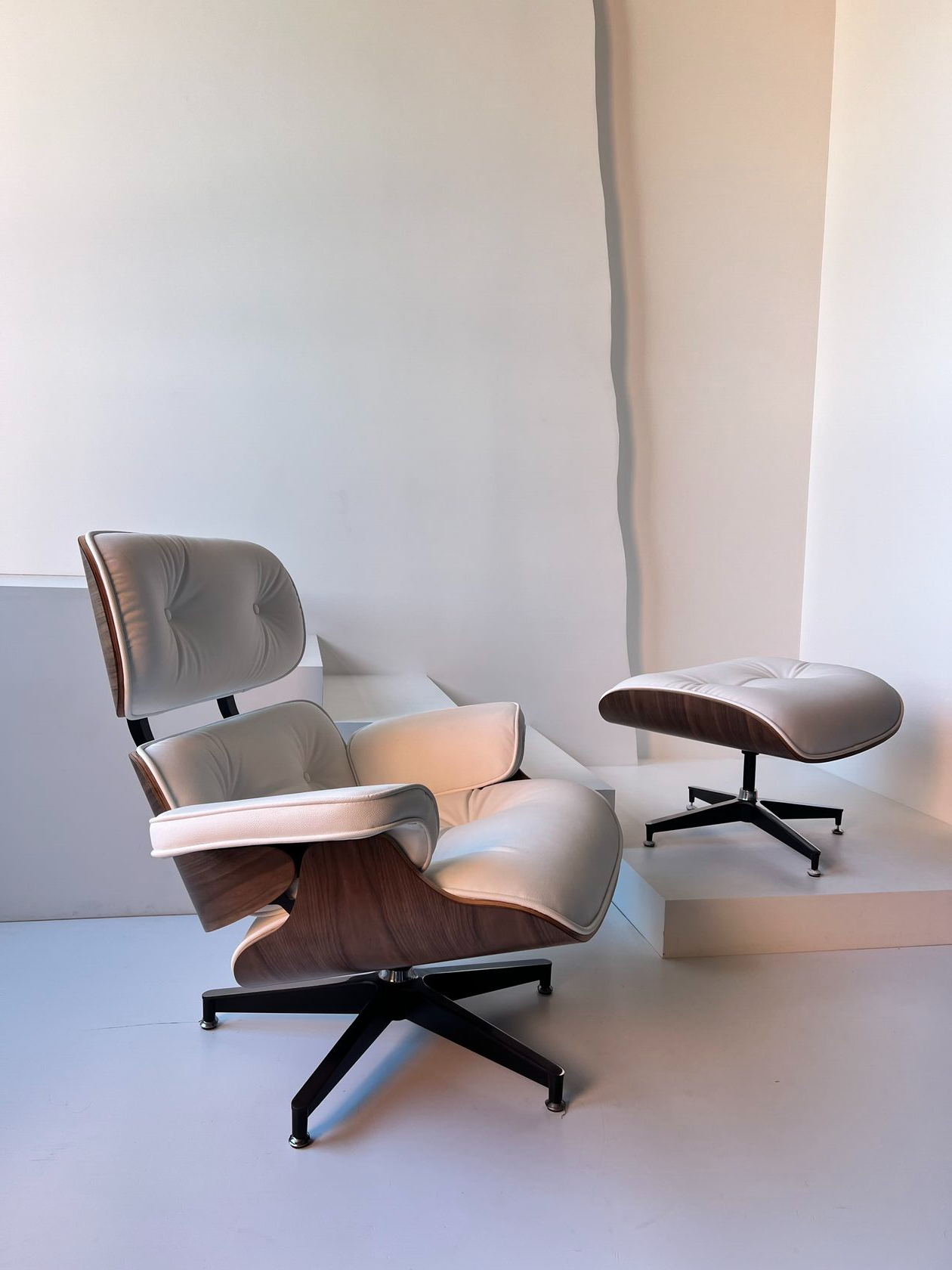 Eames Lounge Chair replica. 8Ellement