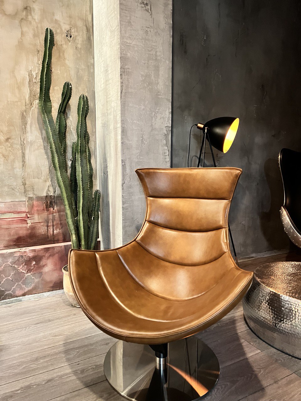 Lobster lounge chair t showroom. 8Ellement