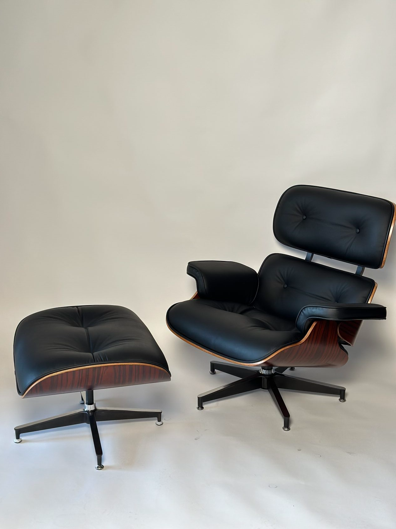 Eames Lounge Chair replica. 8Ellement