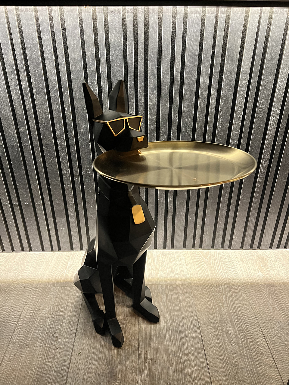 Sculpture dog with iron tray