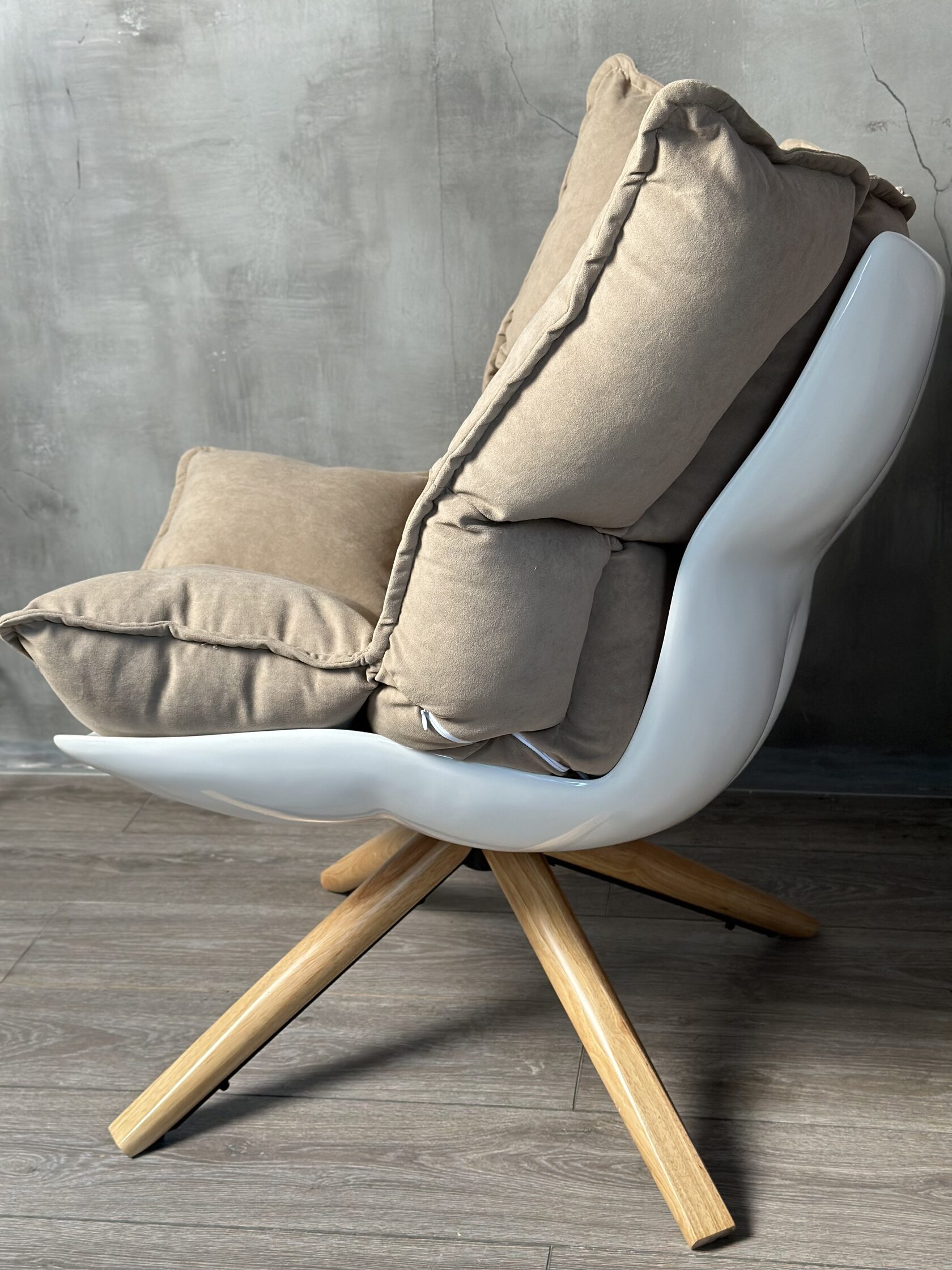 HUSK chair. 8Ellement