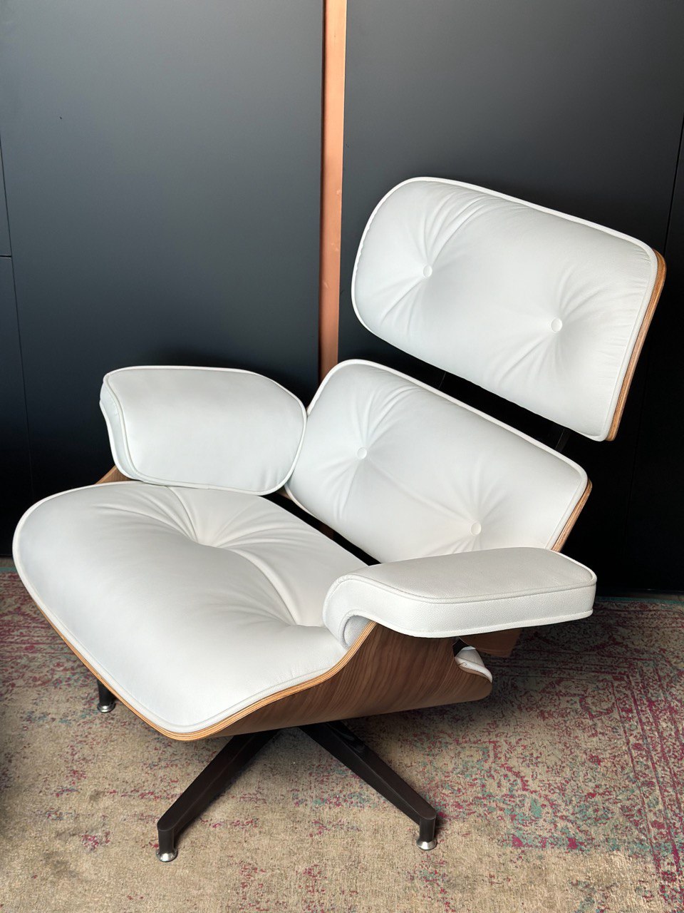 Eames Lounge Chair replica. 8Ellement